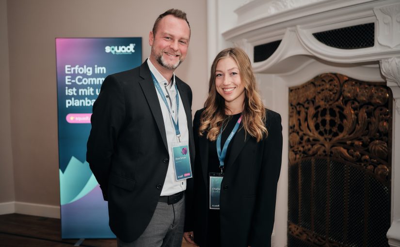 CEO Oliver Schroer (links unten) und Art Directorin Chantal Butter (rechts) unten von squadt freuen sich darauf, die Teilnehmenden Ende März in der Habichtshöhe begrüßen zu dürfen. (Fotograf: Marwin Gansauge)